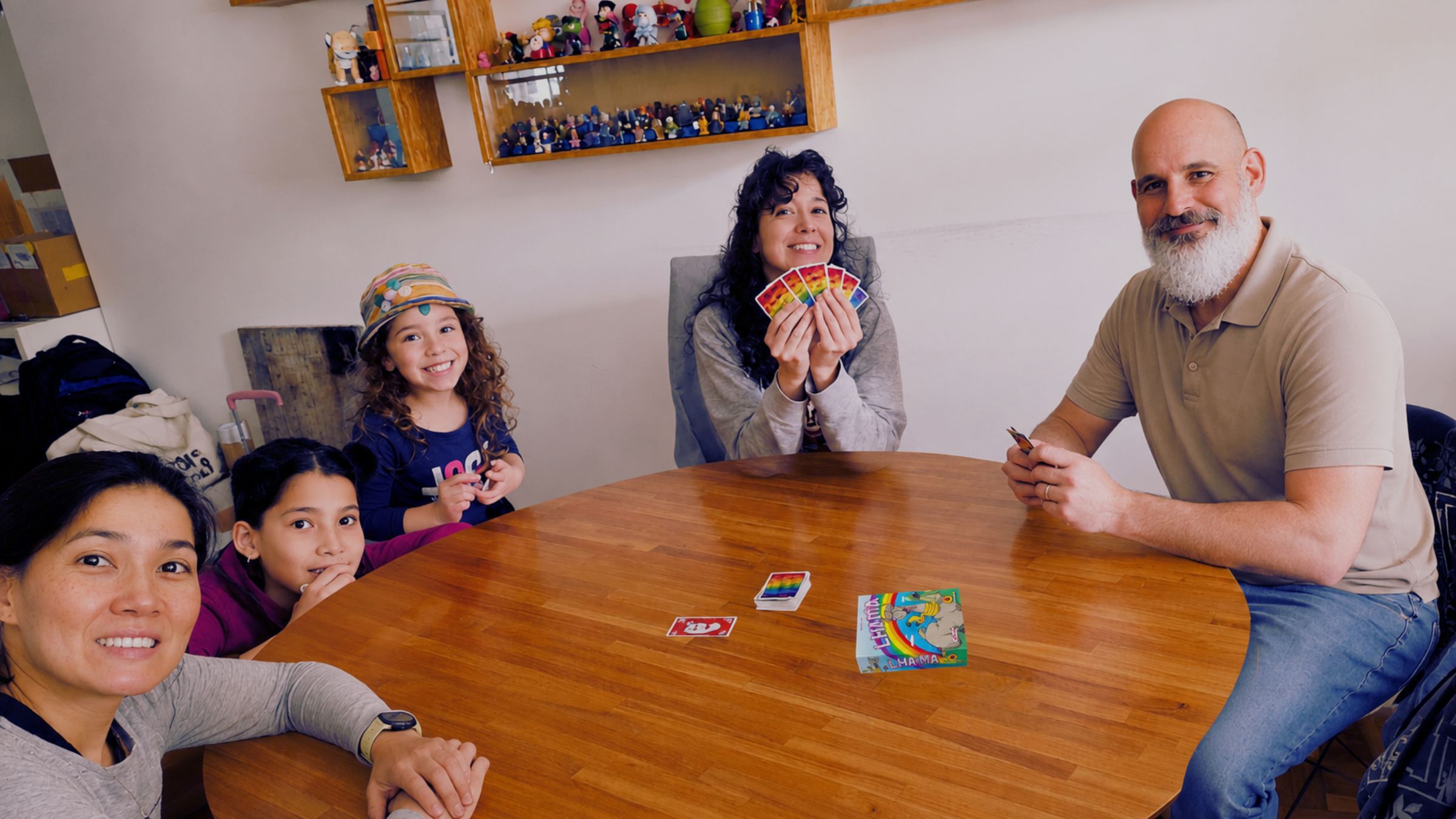 Família reunida jogando jogos de tabuleiro